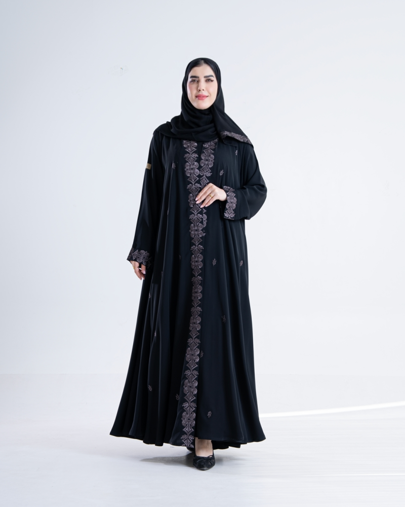 عباية نوران بقماش كريب نواعم بتطريز بيج