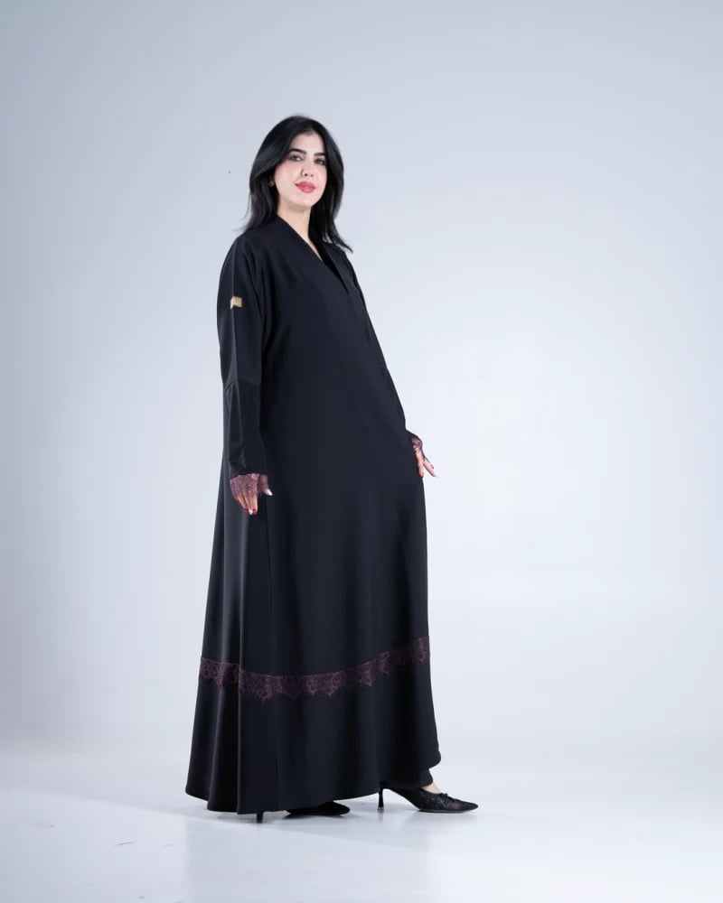 عباية لارا بقماش كرز مزين بدانتل عودي