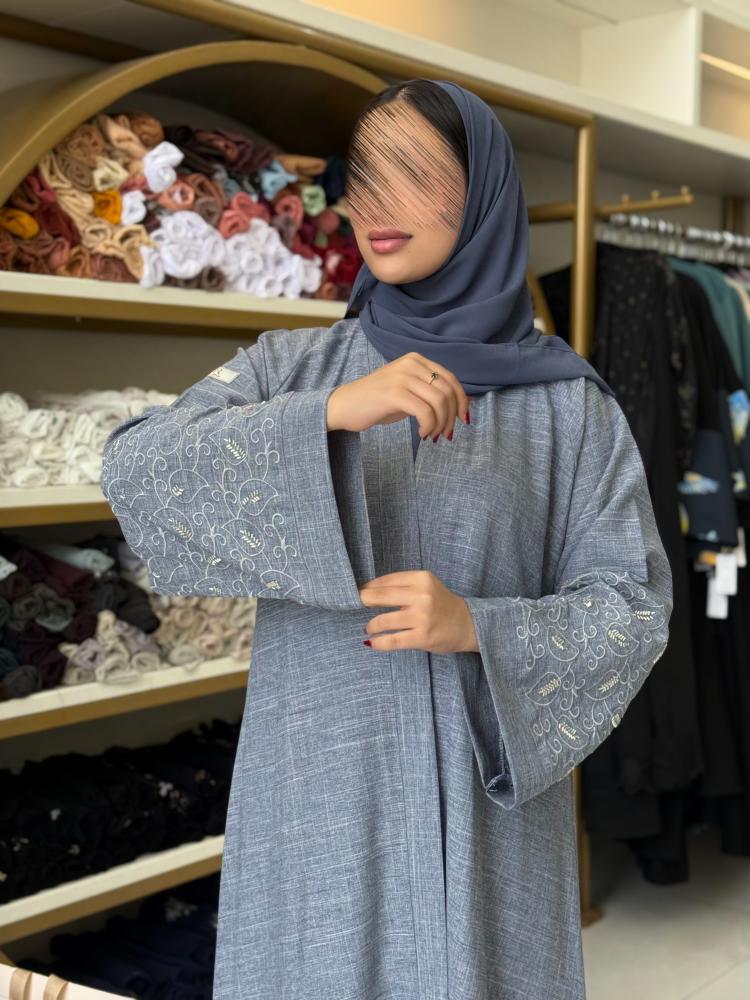 عباية فاديا بقماش لنن تركي بتطريز بالكم وشك سماوي