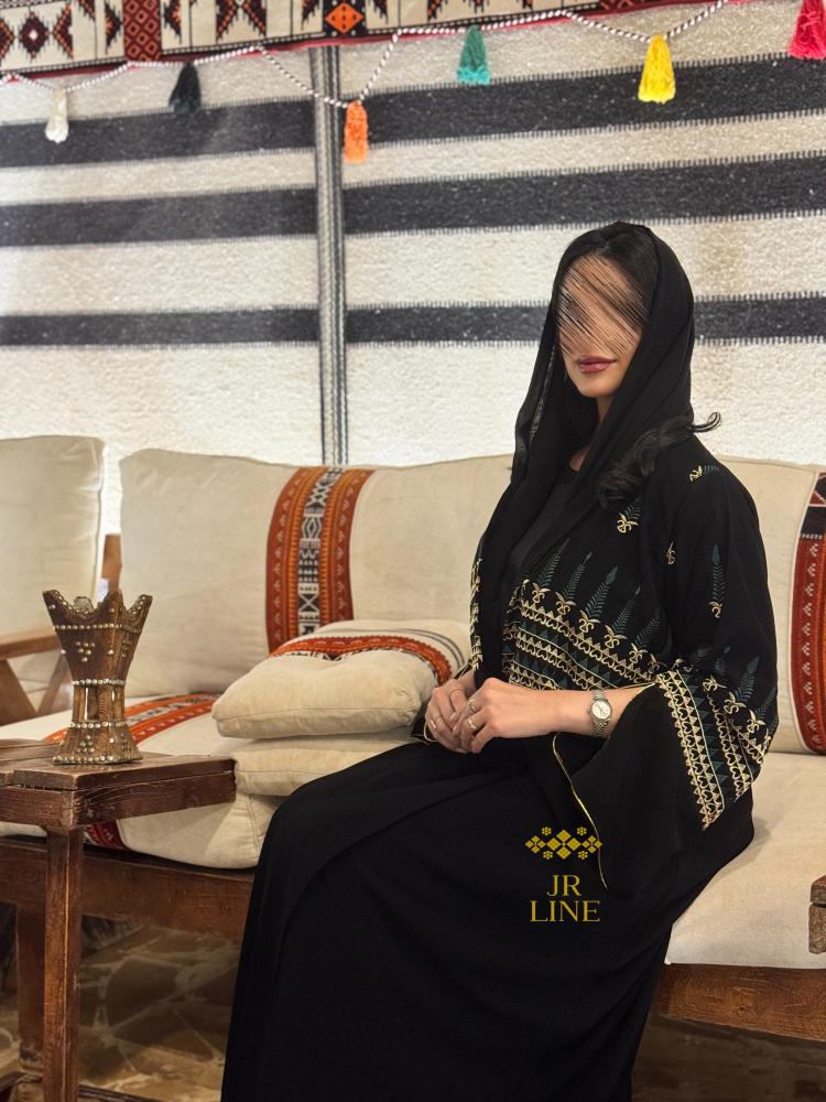 عباية امجاد بقماش كريب الاناقه تدخيلات ملكي مطرز ذهبي