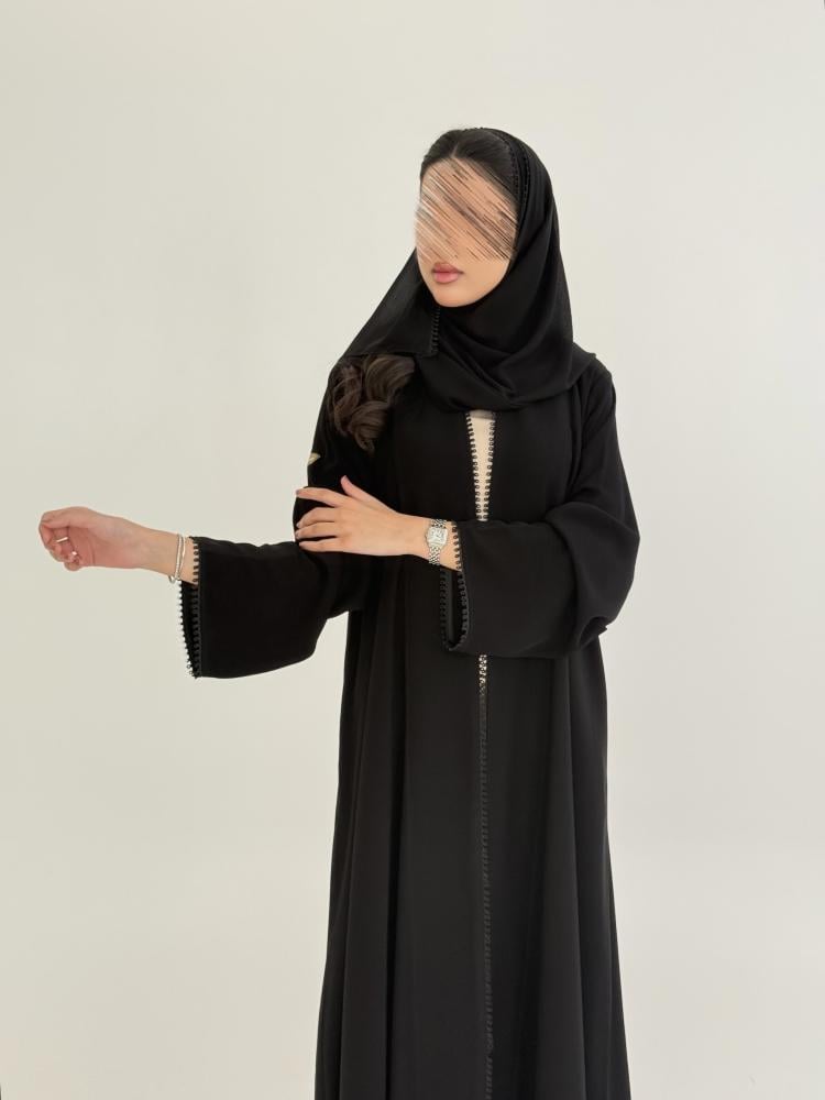 عباية لارين بقماش كريب ملكي مزين بقيطان اسود  ناعمه