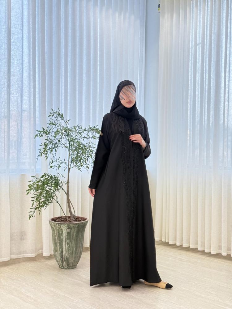 عباية تسنيم بقماش كريب باربي مزين بشك
