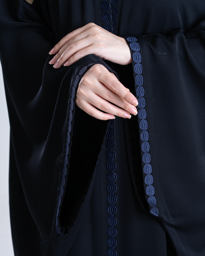 عباية مناهل بقماش كريب نواعم بتطريز كحلي