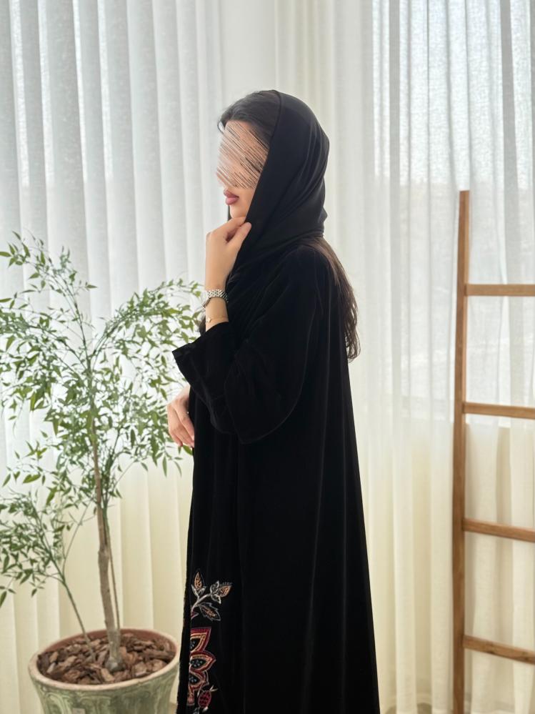 تشكيلة شتاء 2026- عباية ساريا بقماش مخمل تطريز بالامام