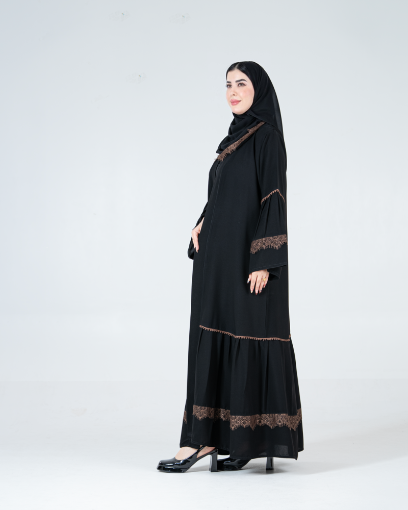 عباية كارلا بقماش كريب ملكي بكسرات مع دانتل بني