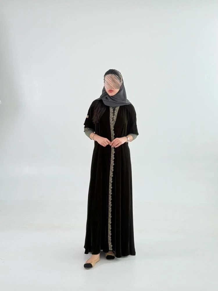 عباية بقماش مخمل كوري مع دانتيل