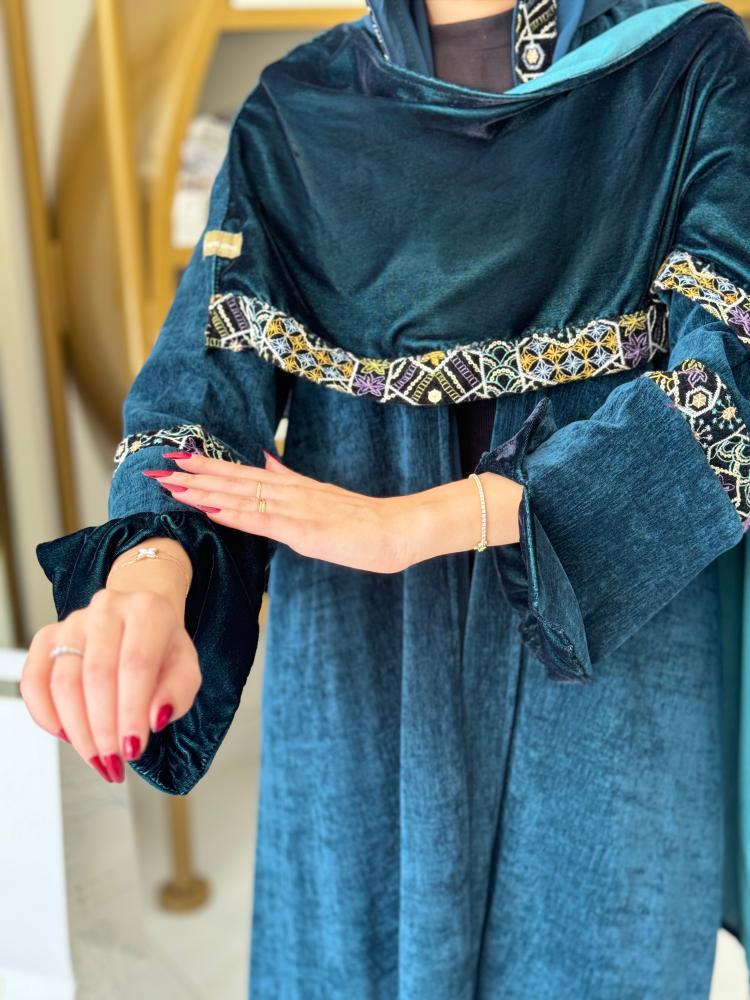 تشكيلة شتاء 2024 -عباية ياسمين بقماش مخمل بشال مطرز تركوازي