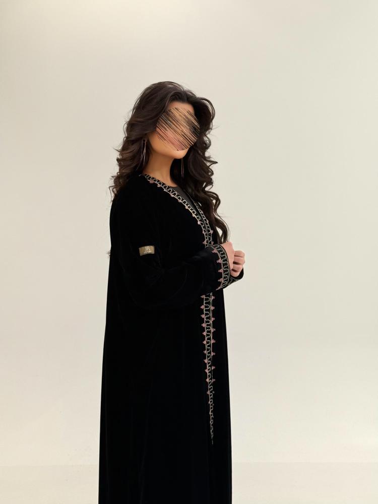 عباية نبيله بقماش مخمل كوري بتطريز هاري ملون