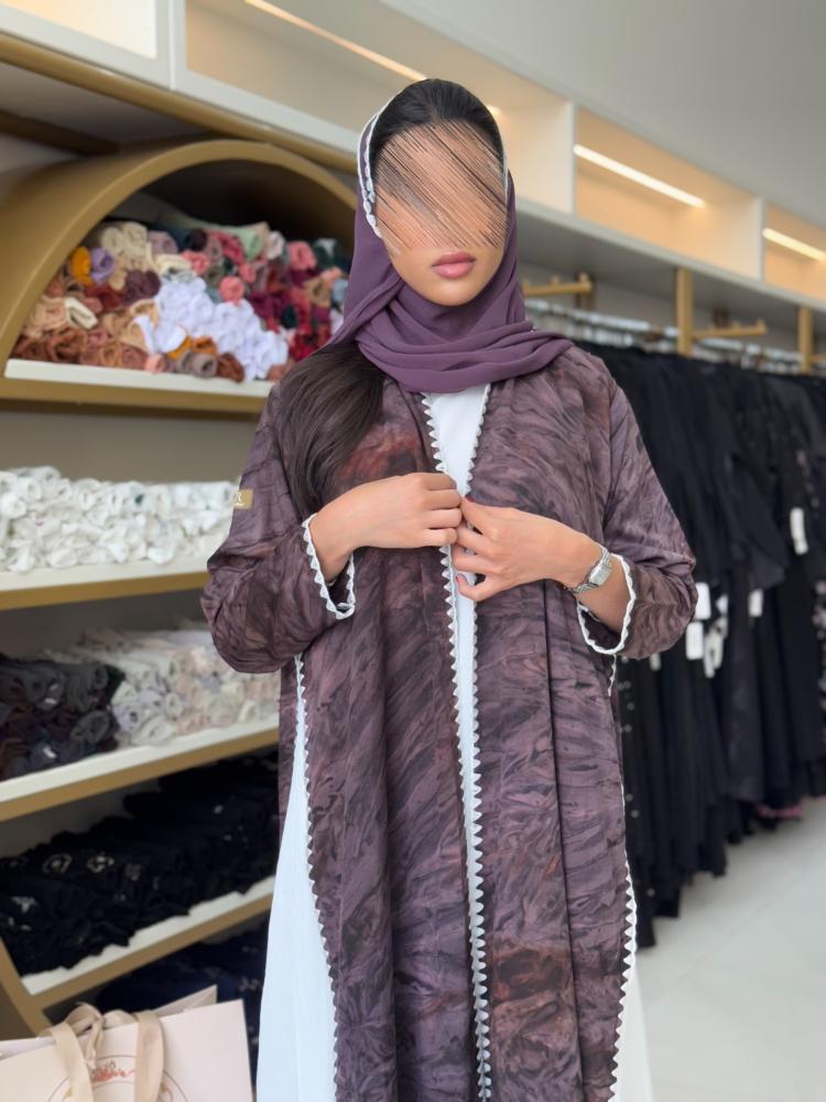 عباية تاي داي بقماش شيفون مبطن لحمي