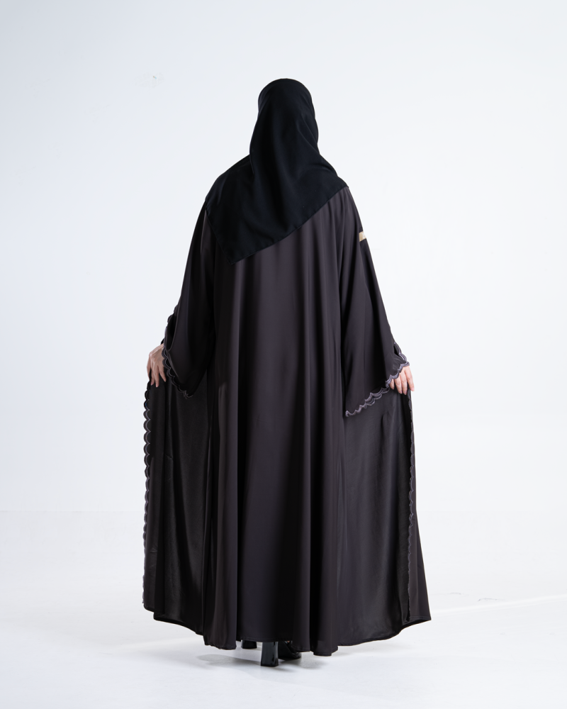 عباية مارلينا بقماش كريب نواعم بتطريز ليزر بني