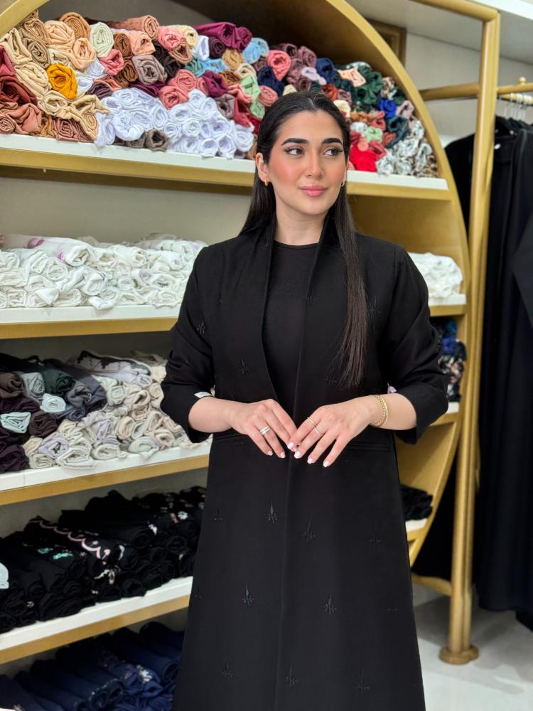 عباية اصيلة  بقصة بليزر بقماش كريب الاناقة بتطريز نثر