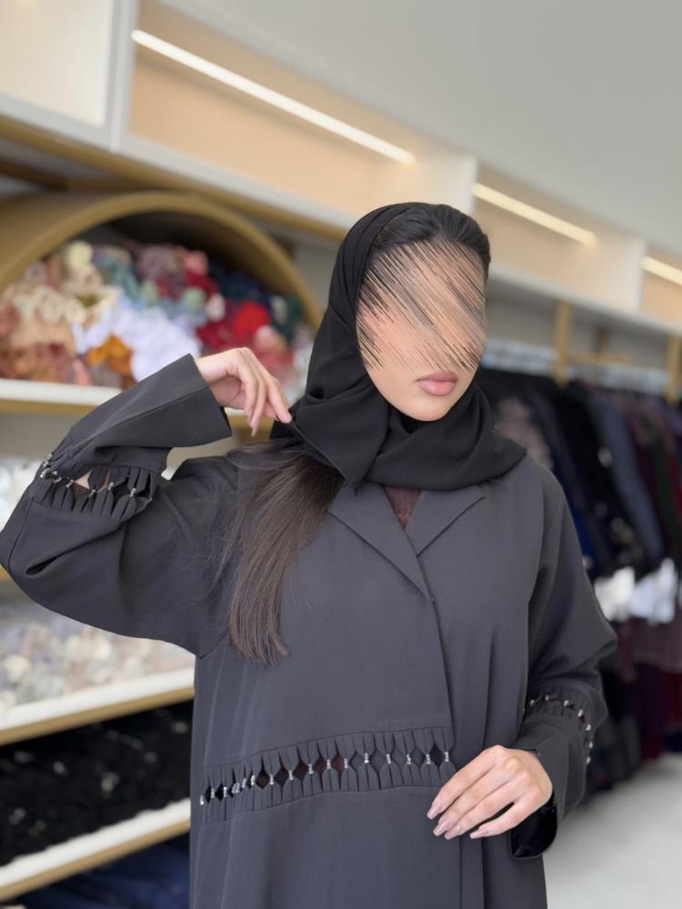 عباية هتون بقماش كريب باربي مزين بشك  اسود