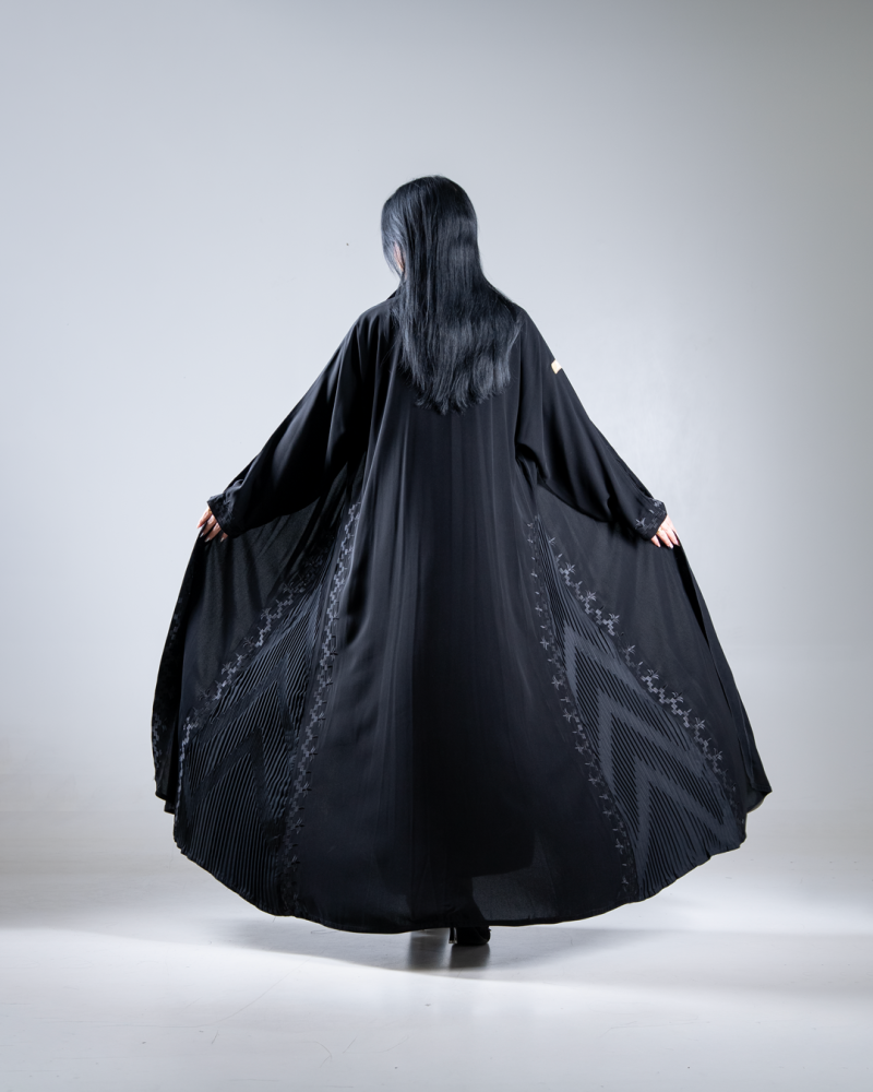 عباية حور بقماش كريب ملكي بتطريز جوانب كسرات