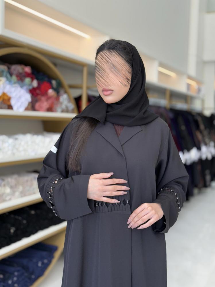 عباية هتون بقماش كريب باربي مزين بشك  اسود