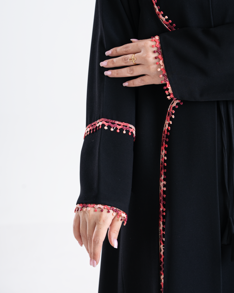 عباية ايلول بقماش كريب ملكي مزين بكلفه برغندي