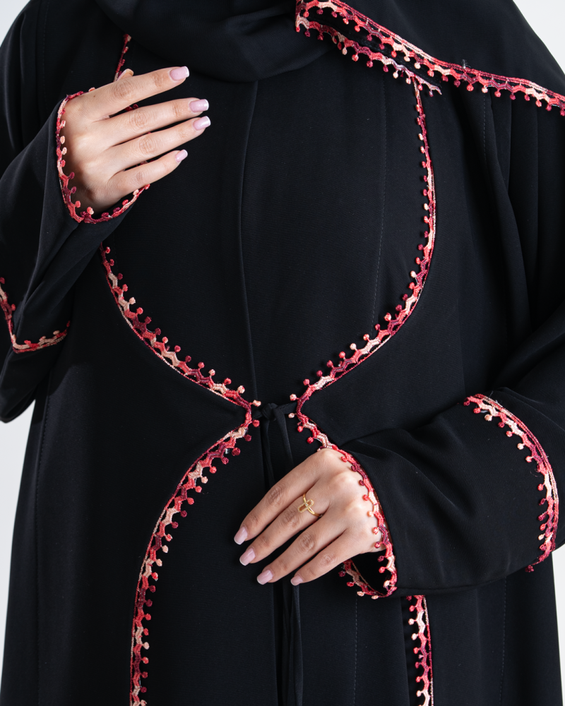 عباية ايلول بقماش كريب ملكي مزين بكلفه برغندي