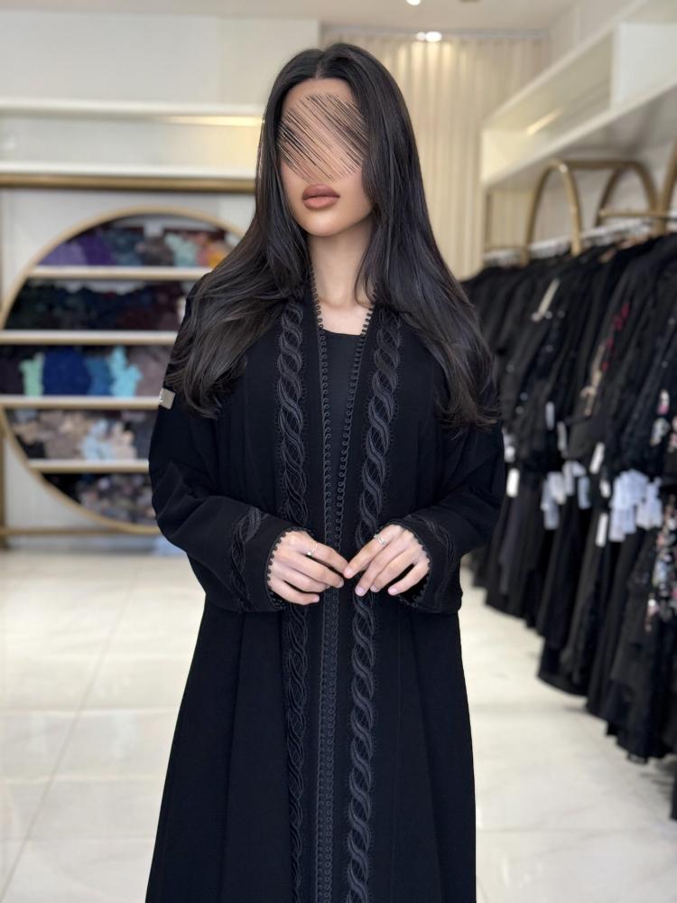 عباية عواطف بقماش كريب ملكي مزين بكلفه 3