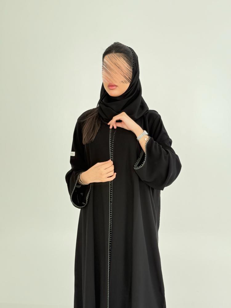 عباية لارين بقماش كريب ملكي مزين بقيطان زيتي