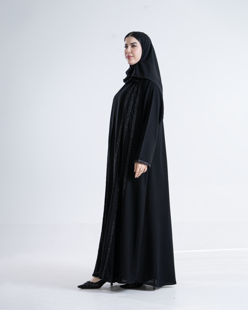 عباية لوني بقماش كريب ملكي مزين بشك اسود
