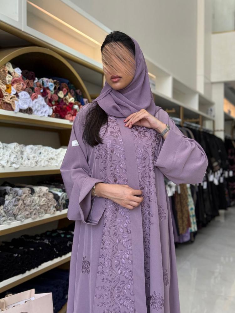 عباية جوانا بقماش  كريب اوكراني مطرز موف
