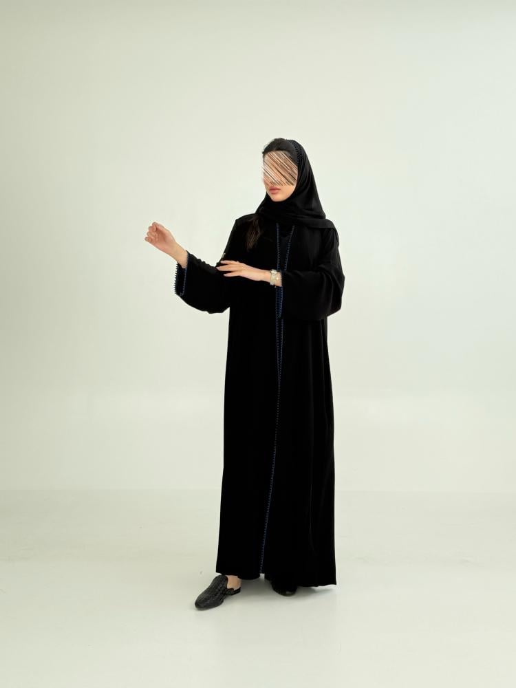 عباية لارين بقماش كريب ملكي مزين بقيطان كحلي 2