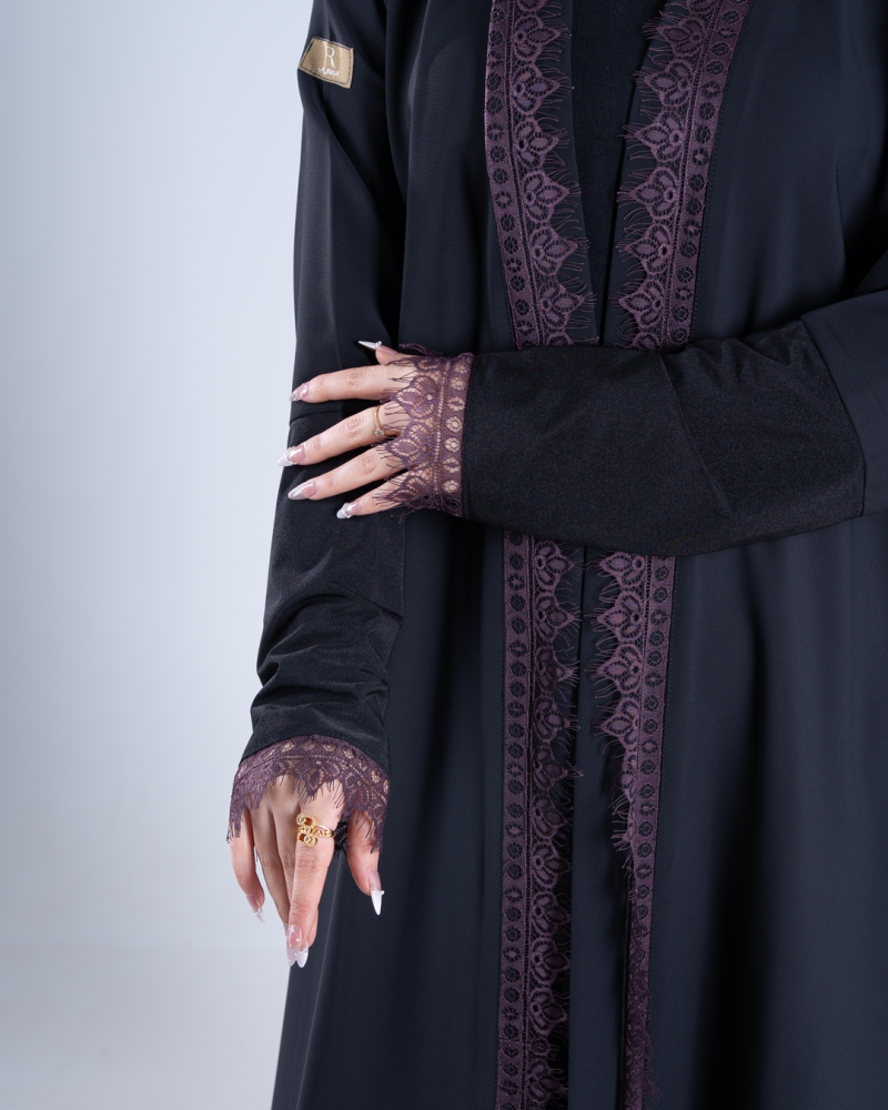 عباية ماس بقماش كرز مزين بدانتل عودي