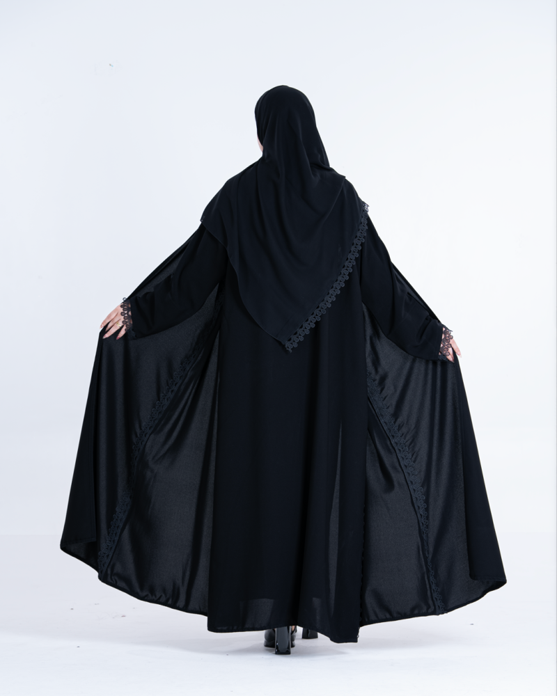 عباية جوليا بقماش ملكي مزين بكلفة