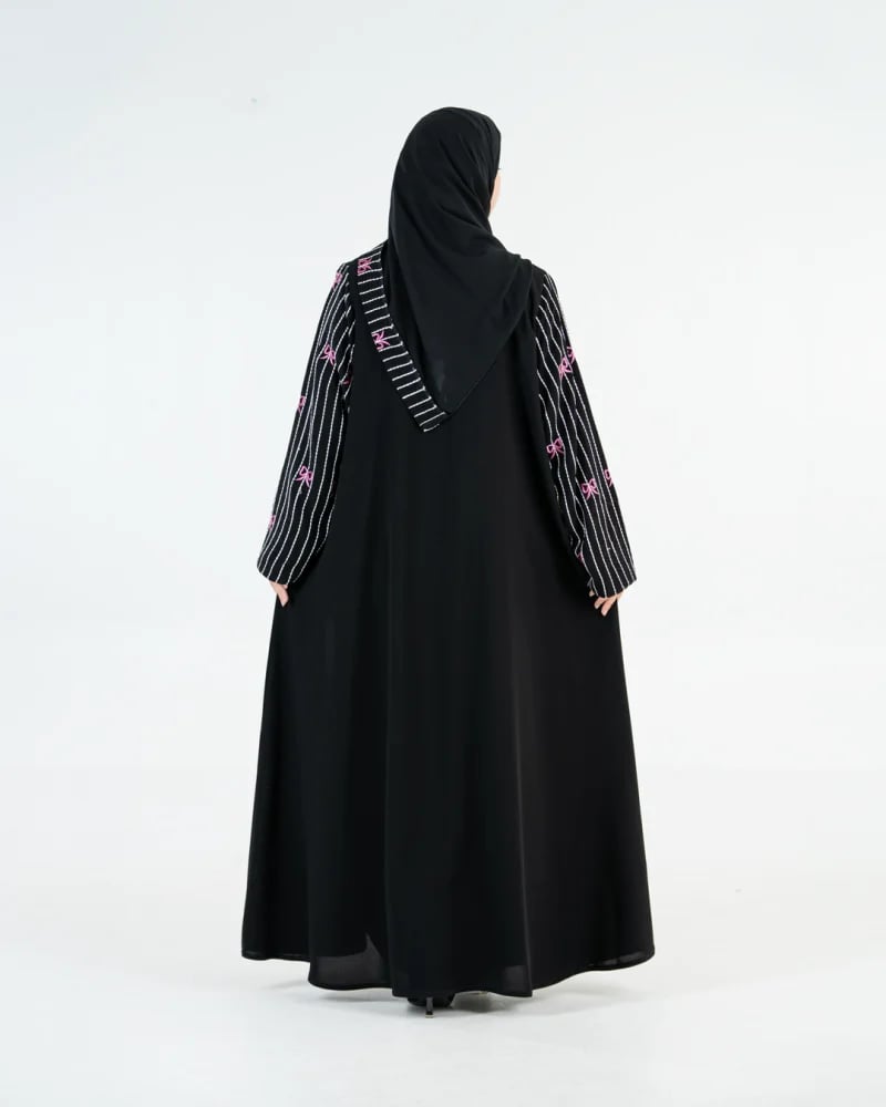 عباية مزنه بقماش كريب ملكي تطريز بالكم وردي