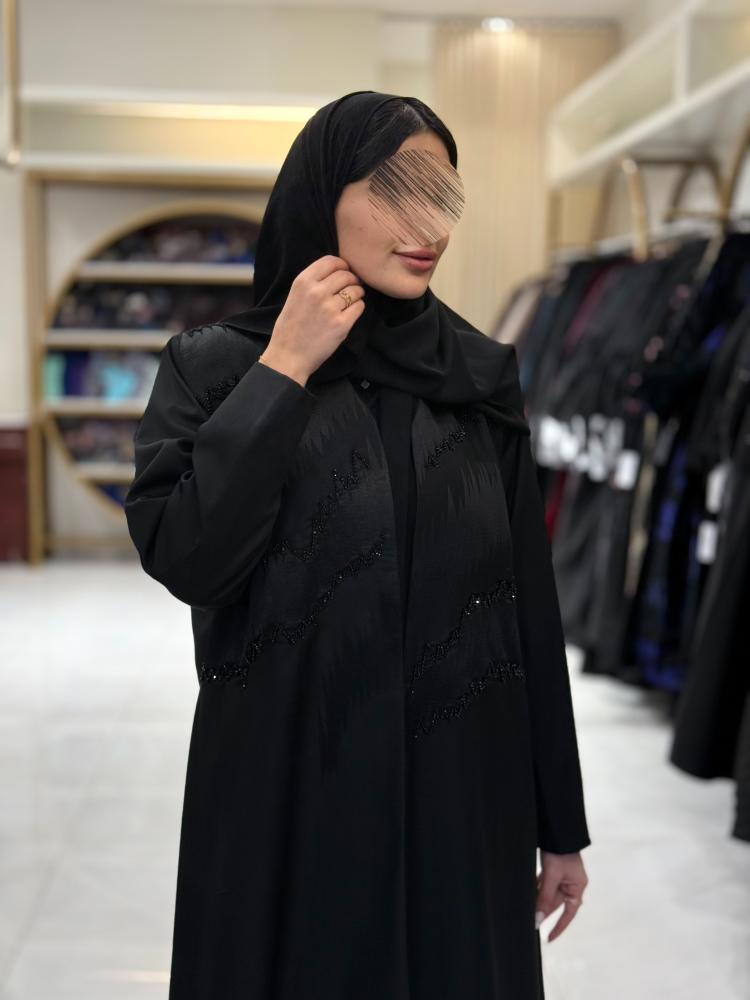 عباية بليزر بقماش كريب ايطالي بتطريز وشك اسود