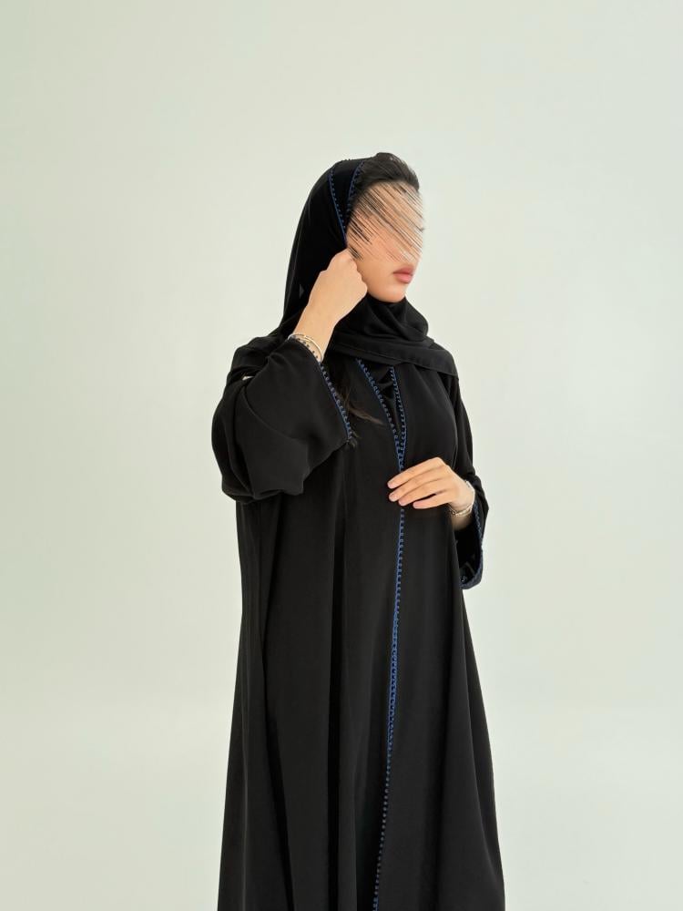 عباية لارين بقماش كريب ملكي مزين بقيطان كحلي 2