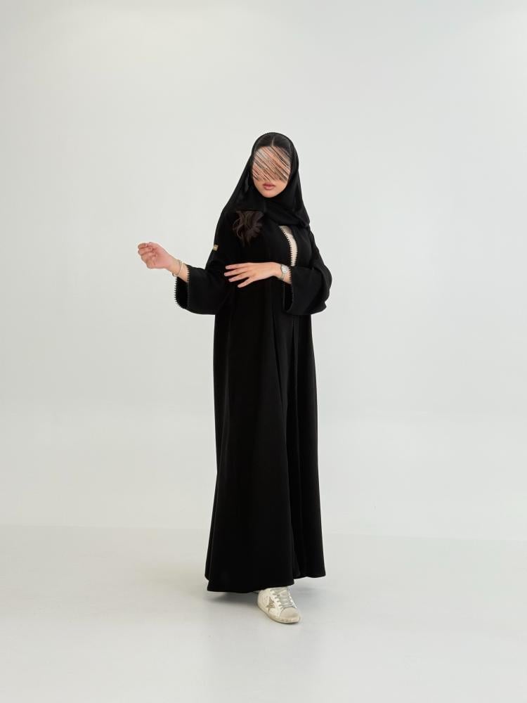 عباية لارين بقماش كريب ملكي مزين بقيطان اسود  ناعمه