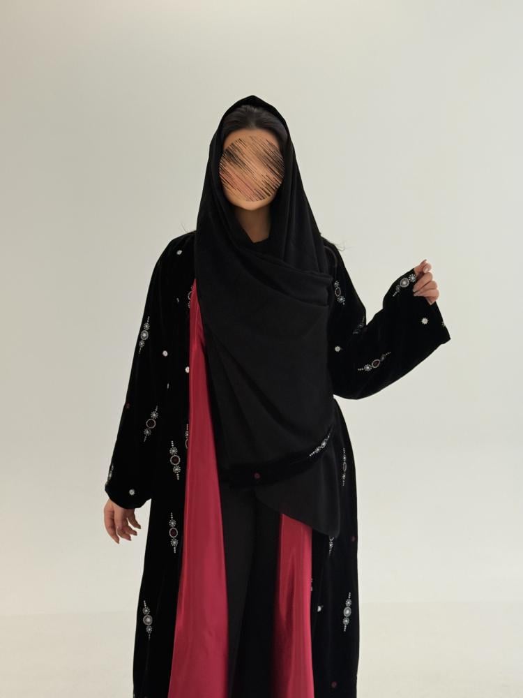 عباية وصوف بقماش مخمل كوري بتطريز مبطن بستان عنابي