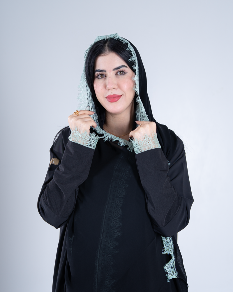 عباية ماس بقماش كرز مزين بدانتل تيفاني