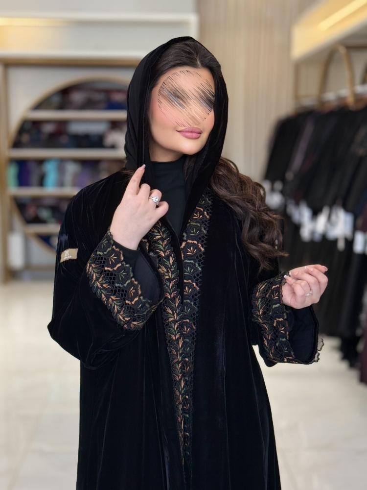 عباية غدق بقماش مخمل كوري مزين بكلفه بني