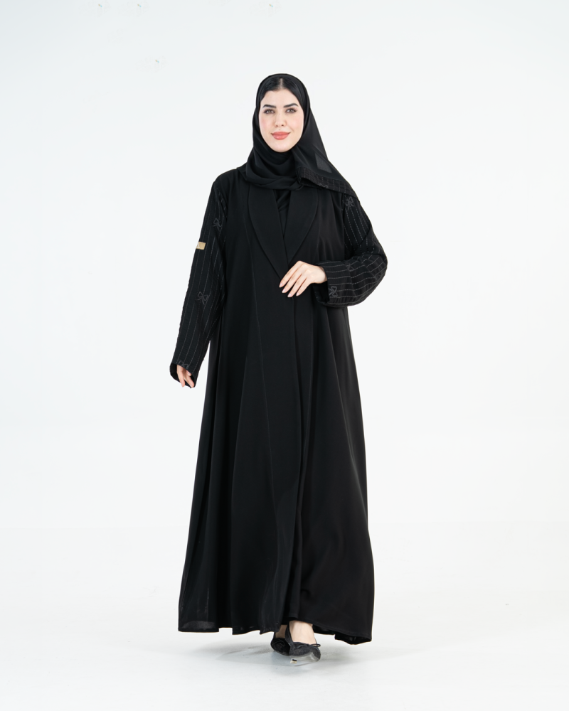 عباية مزنه بقماش كريب ملكي تطريز بالكم اسود