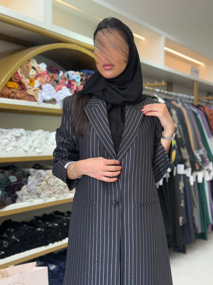 عباية بليزر بقماش كريب مخطط