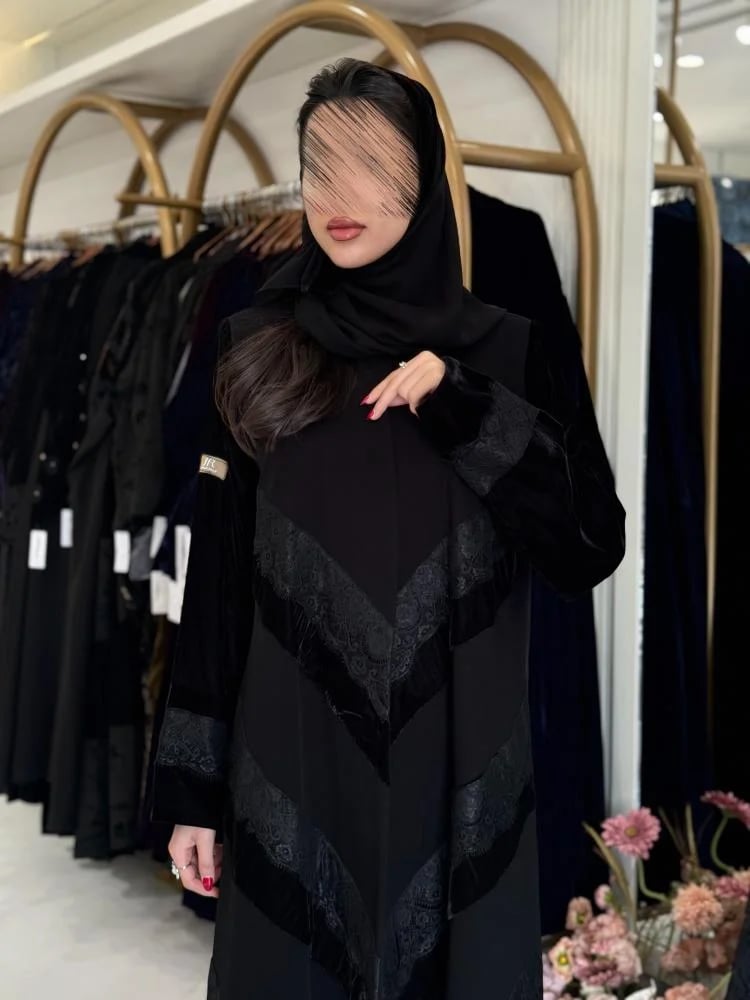 عباية نهله بقماش كريب الابداع بلمسات مخمل مع دانتل