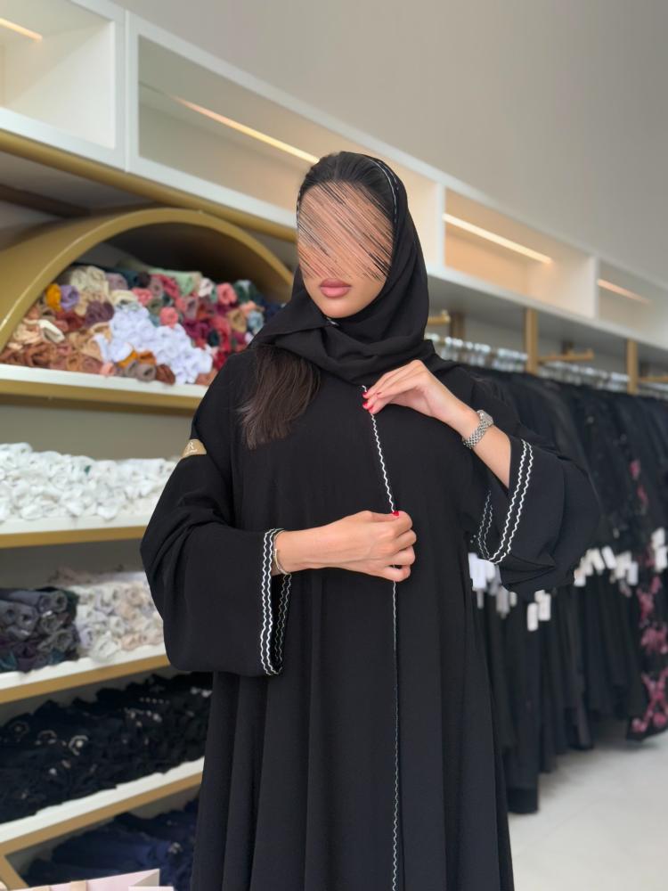 عباية رغد بقماش كريب ملكي بتطريز ابيض