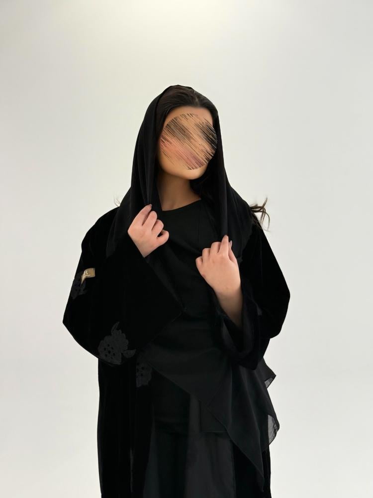 عباية رفيده بقماش مخمل كوري بتطريز هاري