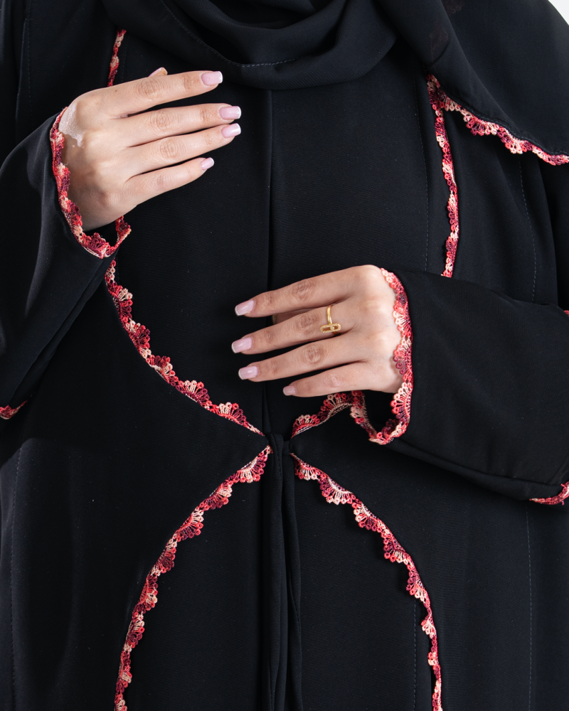 عباية ايلول بقماش كريب ملكي مزين بكلفه عنابي