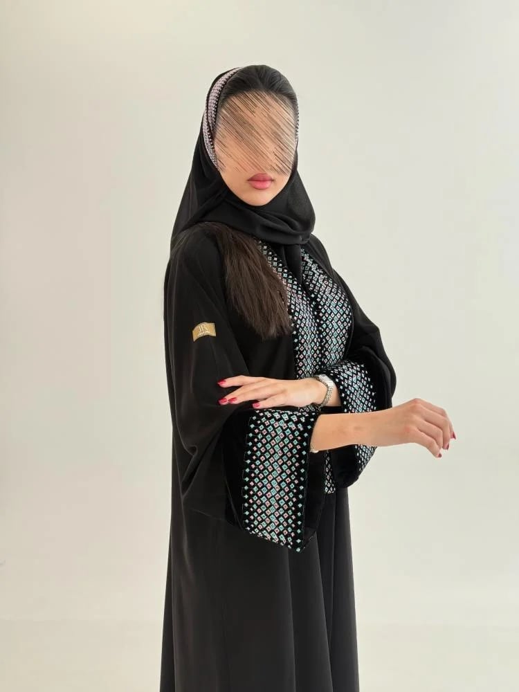 عباية ساميه بقماش كريب ملكي مع مخمل مطرز  ملون