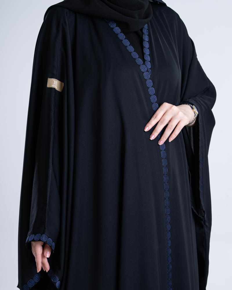 عباية مناهل بقماش كريب نواعم بتطريز كحلي
