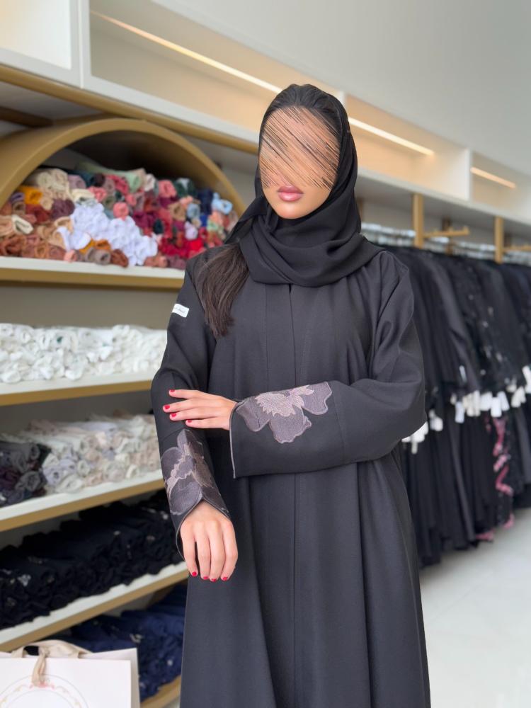 عباية ميلاس بقماش كريب الاناقة بتطريز ورود بني