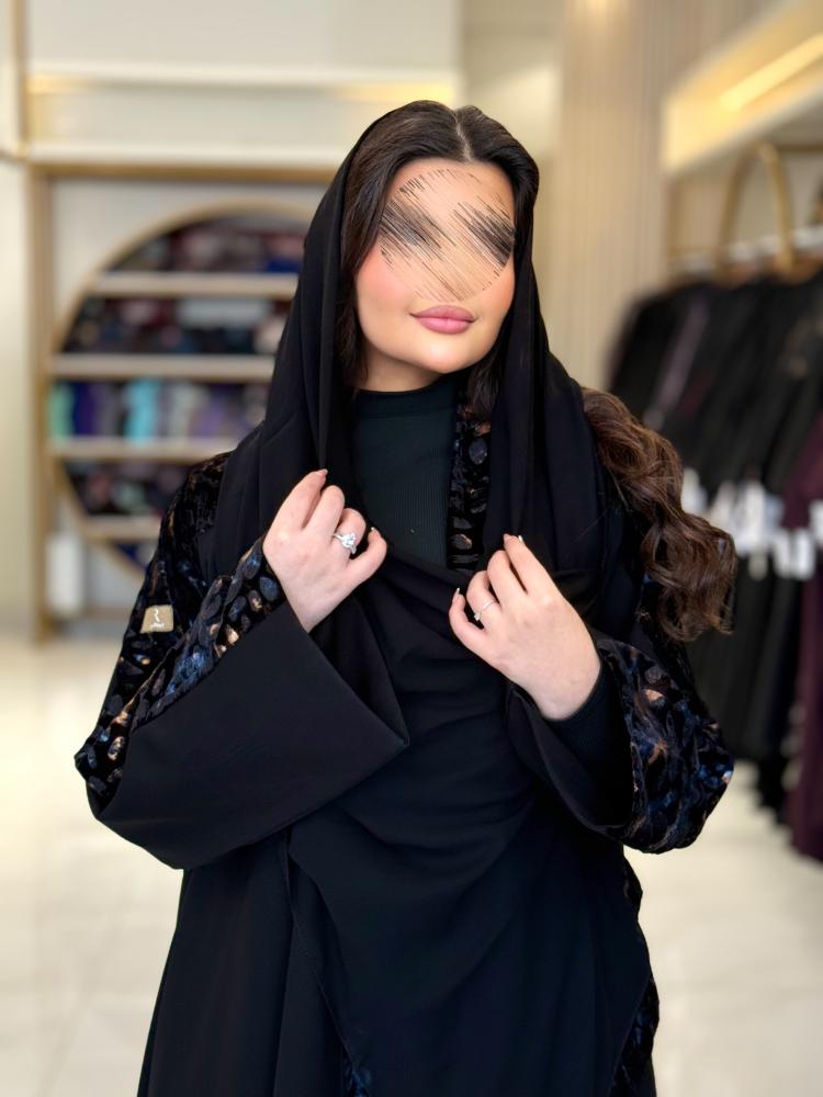 عباية غلا بقماش كريب الاناقه تدخيلات مخمل  كحلي
