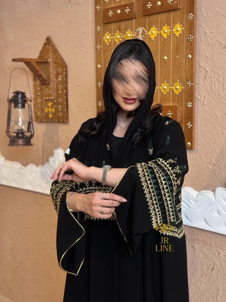عباية امجاد بقماش كريب الاناقه تدخيلات ملكي مطرز ذهبي