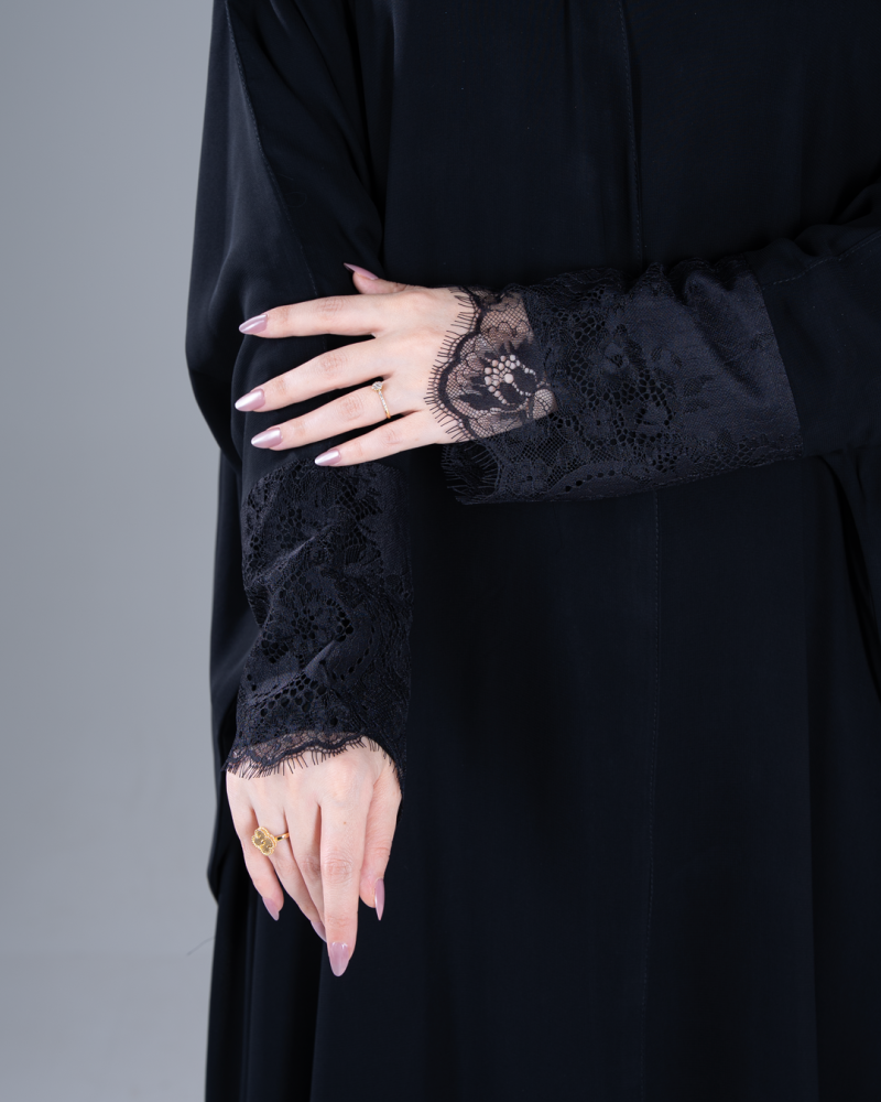 عباية ولاء بقماش دجى اليل مزين بدانتل