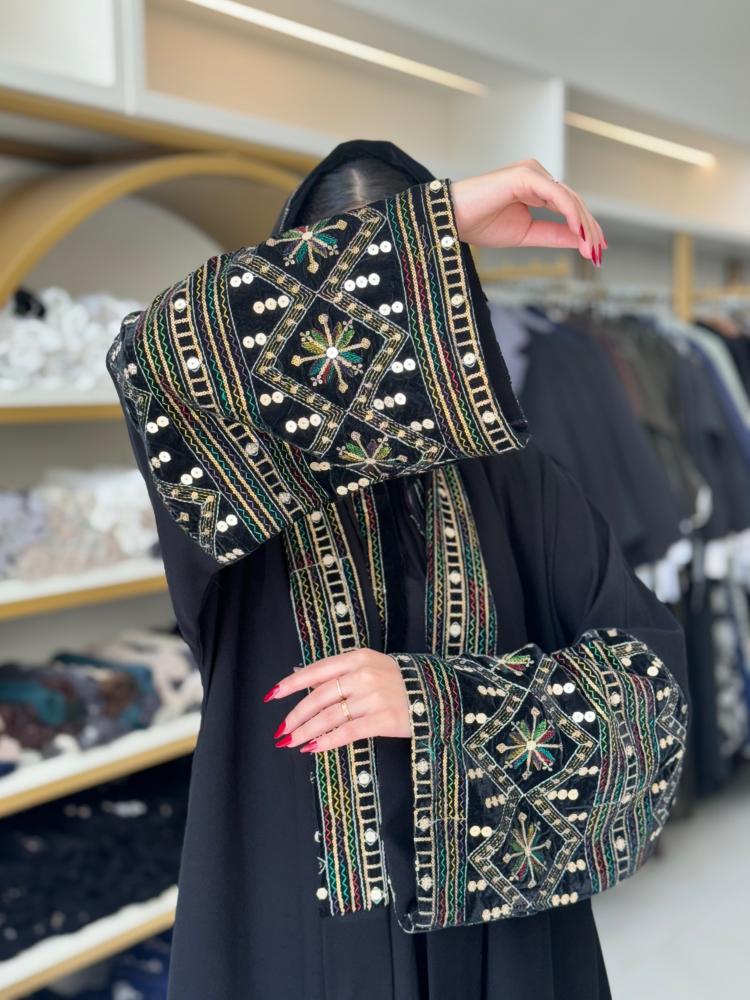 عباية غاديا بقماش كريب الابداع تدخيلات مخمل مطرز 2