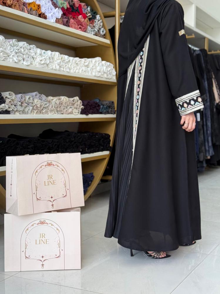 عباية ايلينا كريب الاناقه بتطريز وكسرات بالخلف