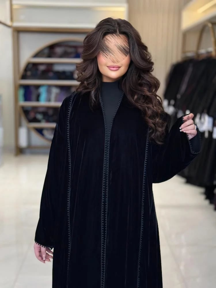 عباية ليلي بقماش مخمل كوري بقيطان ناعمه اسود