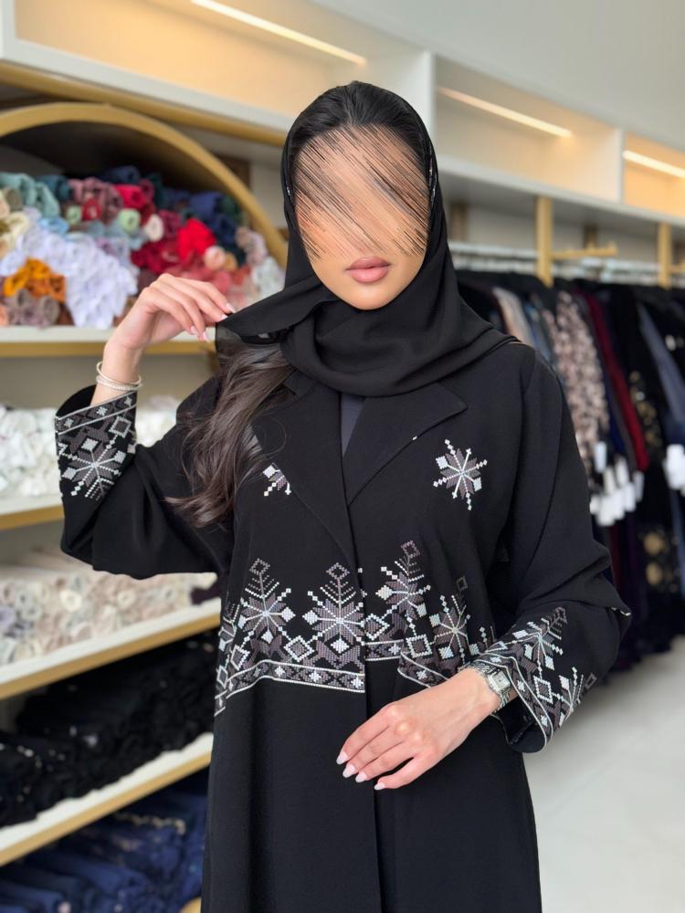 عباية لافيرا بقماش كريب الابداع تطريز ناعم